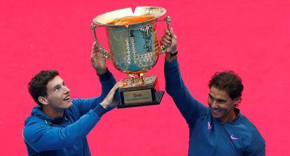 Carreño y Nadal elevan el trofeo de dobles en Pekín.