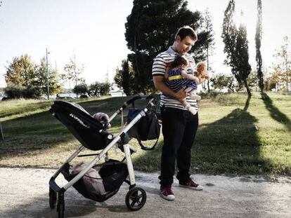 Un padre con su bebé, en Zaragoza.