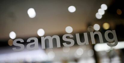 Logo de Samsung en su sede central en Seul.