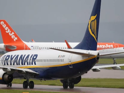 Un avión de Ryanair, junto a otro de Easyjet, en el aeropuerto de Manchester.