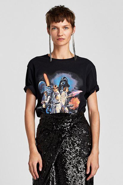 Zara, que ya ha sacado prendas de Star Wars en otras ocasiones, también ha lanzando una pequeña colección de camisetas y sudaderas. Esta cuesta 17,95 euros y es unisex.
