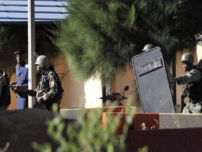 Tropas malieneses toman posiciones fuera del hotel asaltado en Bamako.