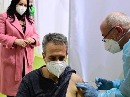 Un sanitario inyecta una vacuna de AstraZeneca en Berlín, el martes.