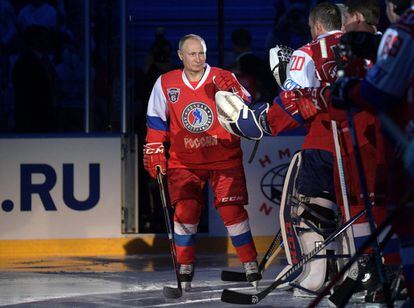 El presidente ruso, Vladímir Putin, en la presentación de los jugadores del equipo antes del partido de gala de la Liga de Hockey de Noche en el Shayba Olympic Arena en Sochi, Rusia.