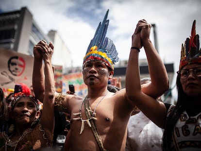 Activistas durante una protesta medioambiental en Bogotá (Colimbia)