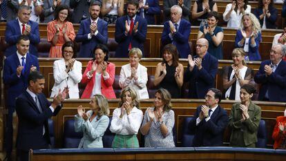 El presidente Sánchez recibe el aplauso de la bancada socialista.