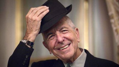 Leonard Cohen saluda a un grupo de en París en 2012.