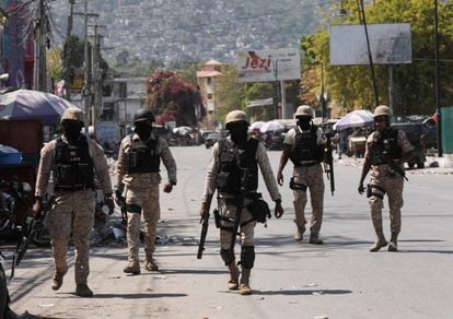 A polícia patrulha as ruas de Porto Príncipe nesta sexta-feira.