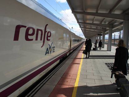 Varios pasajeros acceden a un tren de alta velocidad de Renfe.