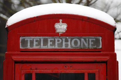 Un teléfono público de Londres, nevado en Dulwich Village.