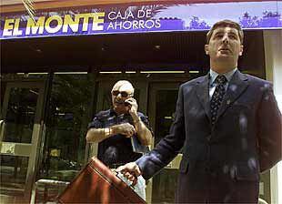 Diego Expósito y José Antonio Cortés, a la derecha, ayer, a las puertas de la entidad financiera.