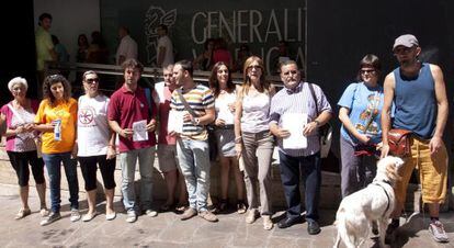 Familiares de personas con enfermedad mental se manifiestan ante la sede del Consell en Alicante. 