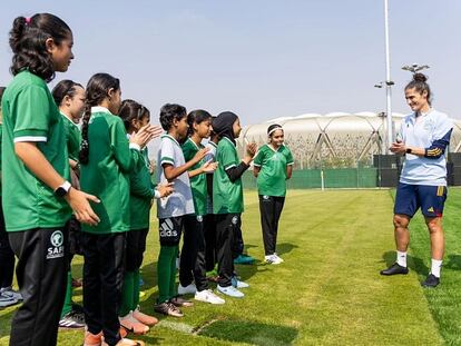 Montse Tomé, en un encuentro con jugadoras saudíes.