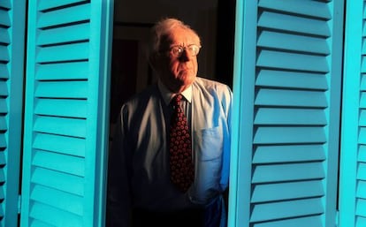 Ray Bradbury, en su casa de Los &Aacute;ngeles en una imagen de archivo tomada en octubre de 2000. 