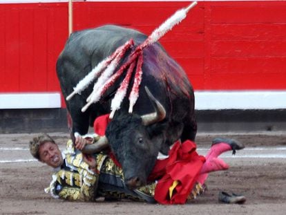 Manuel Escribano sufrió una aparatosa voltereta ante el cuarto toro de la tarde.
 