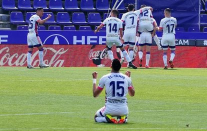 El Yamiq, con sus compañeros al fondo, celebra el gol de Weissman ante el Getafe este sábado en el estadio José Zorrila.