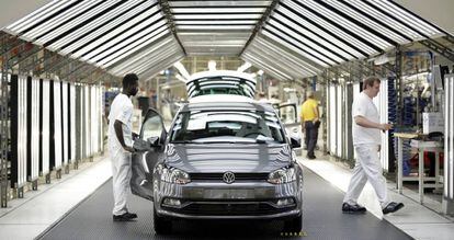 Un modelo Polo sale de la planta de Volkswagen Navarra.