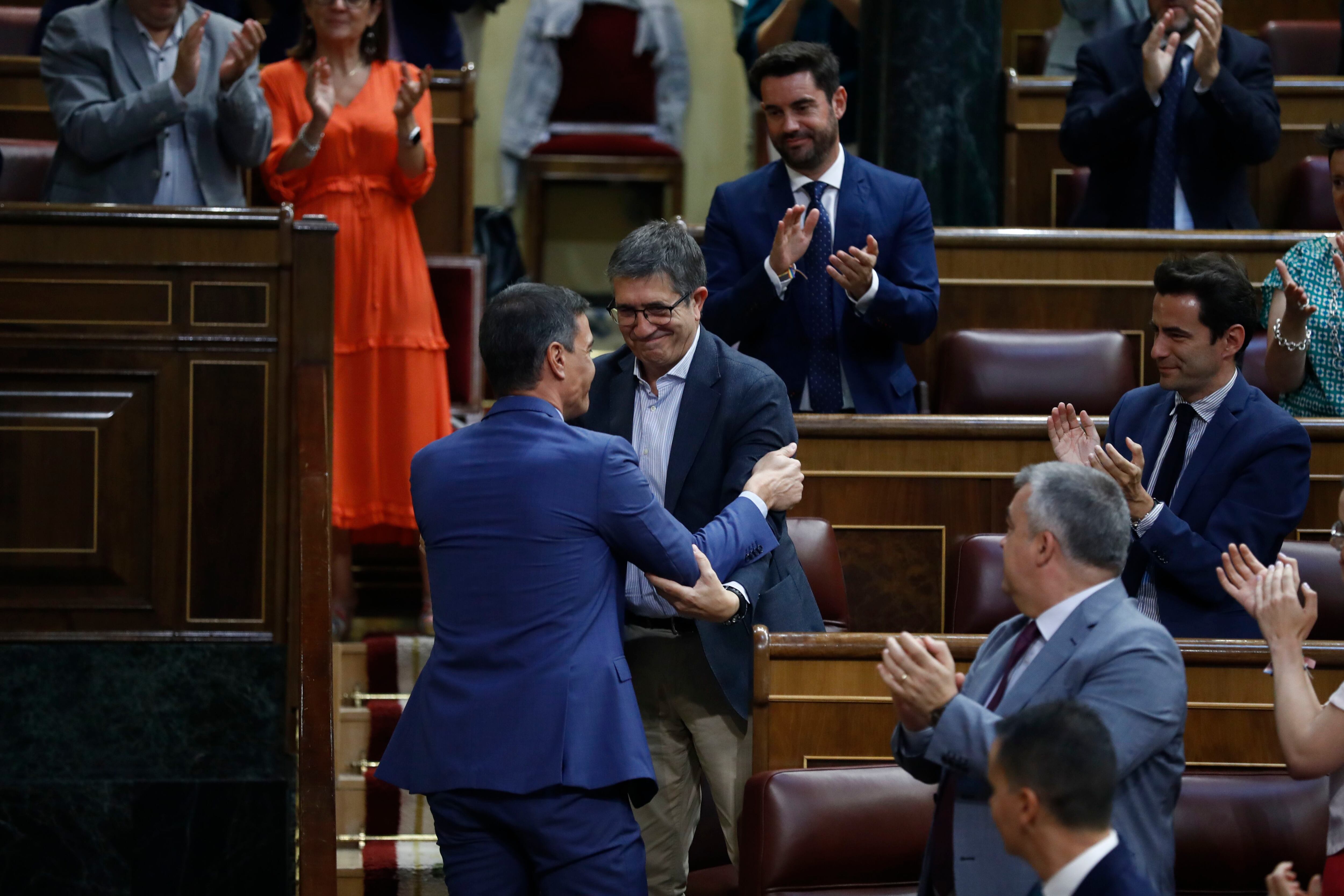 Pedro Sánchez se abraza a Patxi López, el pasado día 13 en un momento del debate de la nación en el Congreso.