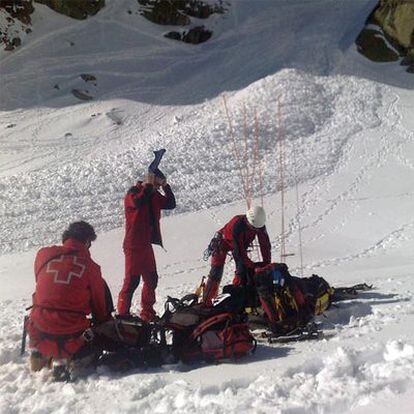 Miembros del cuerpo de rescate hallan el cadáver en la sierra.