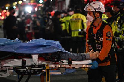 El departamento de bomberos del distrito de Yongsan ha explicado que de los aproximadamente 100 heridos, al menos 25 estaban recibiendo maniobras de “resucitación”, por lo que el número de víctimas mortales podría ser todavía más elevado.