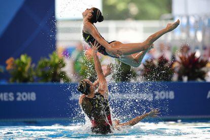 El combinado uzbeco durante la prueba técnica de natación sincronizada en los Juegos Asiáticos 2018, celebrados en Yakarta (Indonesia).