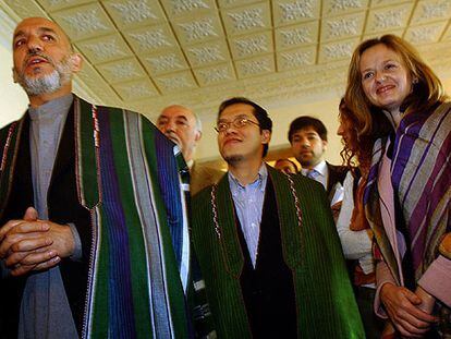 El presidente afgano, Hamid Karzai (izquierda), en Kabul, junto a los tres empleados de la ONU liberados el martes.