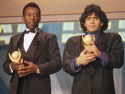 Pelé y Maradona, durante una ceremonia de premio en 1987 en Italia.