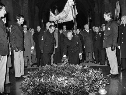 Franco deposita unas flores ante la tumba de José Antonio Primo de Rivera en el Valle de los Caídos, en una misa por el fundador de Falange en el 38 aniversario de su muerte.