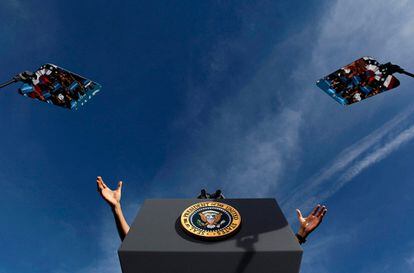 Las manos de Obama y los 'teleprompters', durante un mitín de campaña en Las Vegas, Nevada.