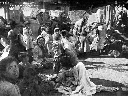 Refugiados armenios en la cubierta de un buque francés, huidos del genocidio.
