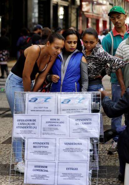 Un grupo de mujeres consulta ofertas de empleo en una calle de São Paulo, Brasil, el pasado 29 de junio.