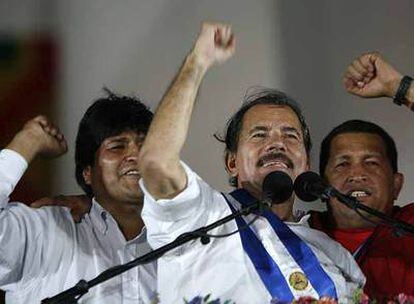 Daniel Ortega (centro) celebra la jura del cargo flanqueado por los presidentes de Bolivia, Evo Morales (izquierda) y Venezuela, Hugo Chávez.