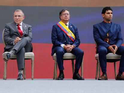De izquierda a derecha, Roy Barreras, Gustavo Petro y David Racero, en la posesión presidencial, el 7 de agosto de 2022.