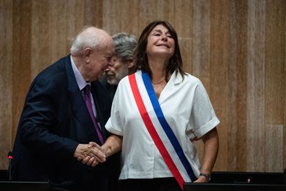 El exalcalde de Marsella entrega la banda tricolor a su sucesora, la ecologista Michèle Rubirola, visiblemente emocionada.