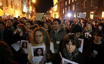 Manifestantes protestan por la muerte de Savita Halappanava, dentista de 31 años que falleció porque no se le practicó un aborto.