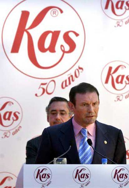 Juan José Ibarretxe, durante su intervención ayer en los actos conmemorativos del 50 aniversario de la empresa de refrescos Kas.