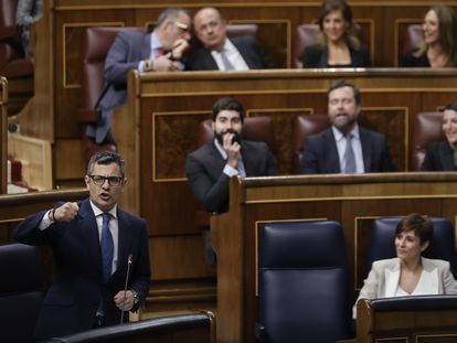 El ministro de Presidencia, Félix Bolaños, interviene en la sesión de control al Gobierno el pasado miércoles, con la bancada de Vox al fondo.