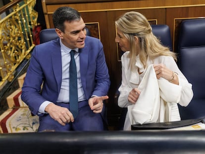 El presidente del Gobierno, Pedro Sánchez, y la vicepresidenta segunda, Yolanda Díaz, durante una sesión de control al Gobierno, en febrero.