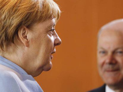 La canciller alemana Angela Merkel y el ministro de finanzas Olaf Scholz.