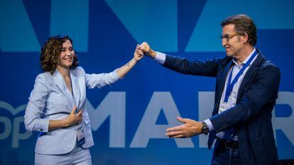 La presidenta de la Comunidad de Madrid, Isabel Díaz Ayuso, y el presidente del PP nacional, Alberto Núñez Feijóo, durante la clausura del XVII Congreso del Partido Popular de Madrid, este sábado.