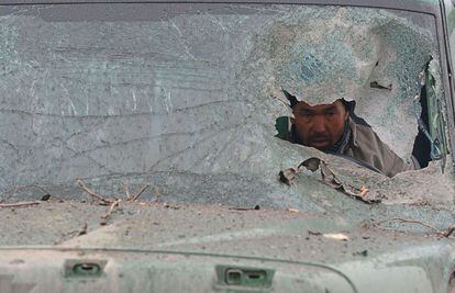 El conductor de un camión mira a través del parabrisas destrozado que ha sido alcanzado por un ataque terrorista talibán en Kabul (Afganistán).
