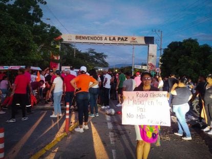 Habitantes de La Paz, Cesar, protestan por un posible fraude electoral, el domingo 29 de octubre de 2023.