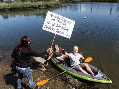 Protesta en el río Bidasoa (Gipuzkoa), junto al lugar en el que falleció ahogado un migrante en mayo.