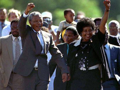 Tras pasar casi tres décadas en prisión, Nelson Mandela sale de la cárcel el 11 de febrero de 1990. En la imagen momentos después de ser un ciudadano libre con su mujer Winnie, de la que posteriormente se separó.