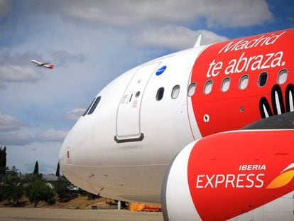 Un avión de Iberia en el aeropuerto de Barajas.