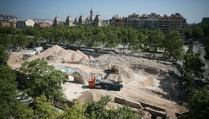 Restes arqueològiques als extrems del desenrunament dels antics jutjats de Barcelona.