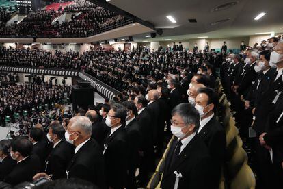 Vista general de los asistentes mientras suena el himno nacional japonés.