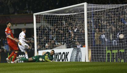 Gylfi Sigurdsson marca el segundo gol del Tottenham.