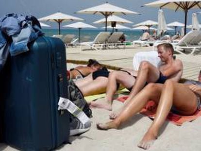 Turistas alemanes en una playa de Palma de Mallorca. 