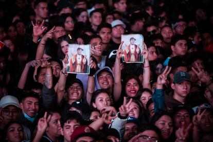 Admiradoras del cantante español Daniel Heredia, conocido por el nombre artístico de Rels B, muestran una imagen con la cara sobrepuesta del cantante previo a su presentación en el foro sol de la Ciudad de México el 6 de mayo de 2023.
